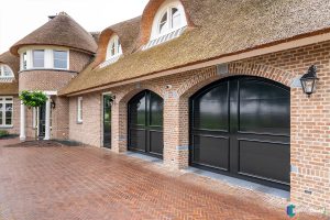 Houten garagedeuren klassieke stijl