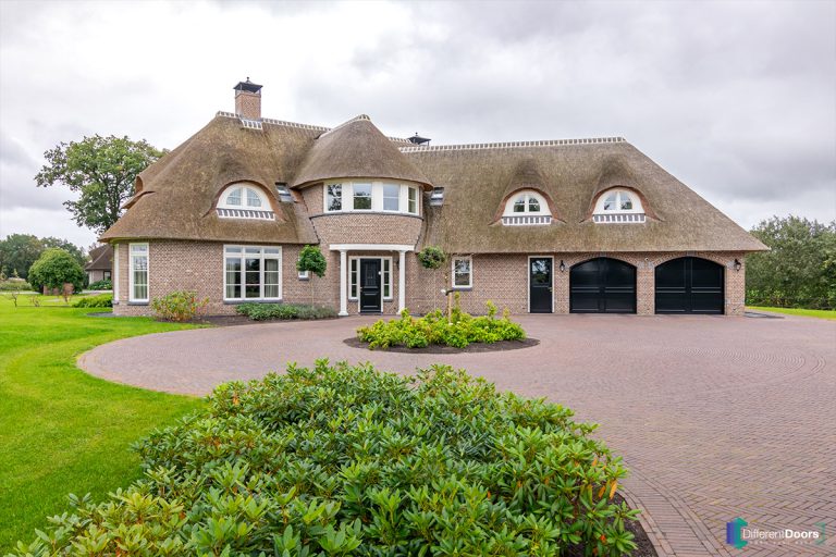 Houten garagedeuren getoogd