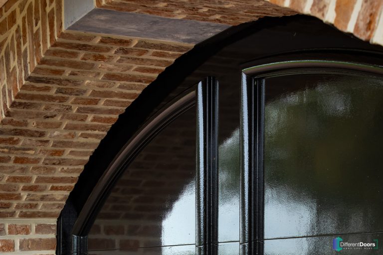 Houten garagedeuren getoogd