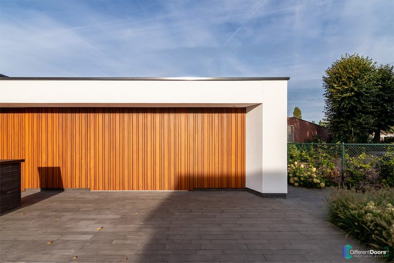 Zijwaartse garagedeur gelijk met de gevel