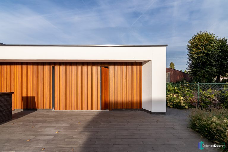 Zijwaartse garagedeur gelijk met de gevel