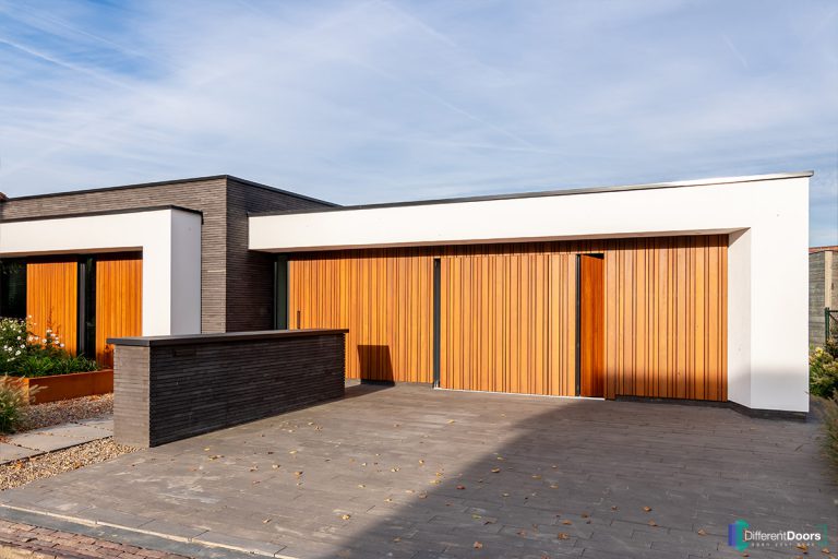 Zijwaartse garagedeur gelijk met de gevel