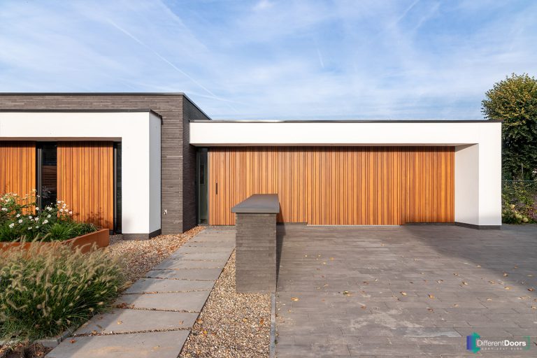Zijwaartse garagedeur gelijk met de gevel