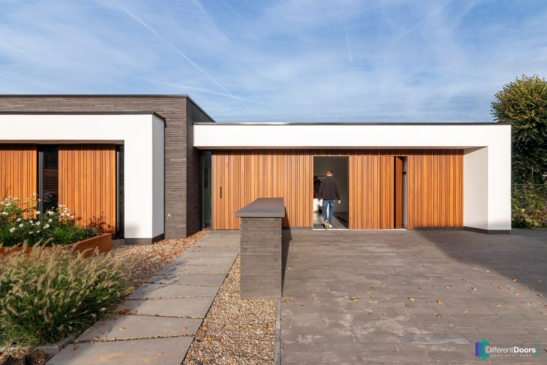 Zijwaartse garagedeur gelijk met de gevel