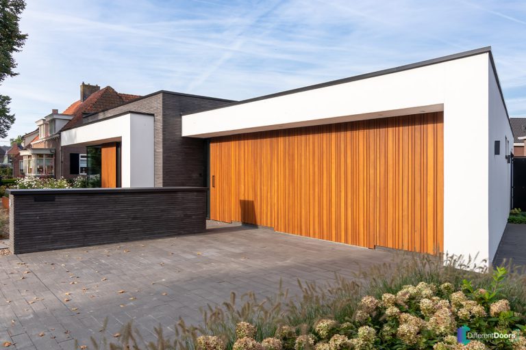 Zijwaartse garagedeur van frake hout