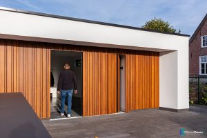 Zijwaartse garagedeur van frake hout