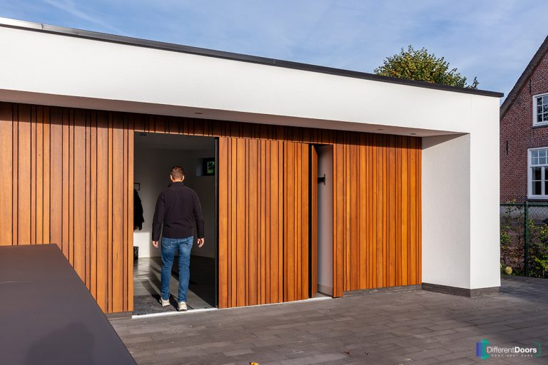 Zijwaartse garagedeur van frake hout