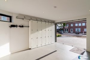 Zijwaartse garagedeur van frake hout