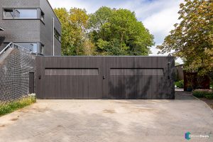 Houten garagedeur gelijk met de gevel