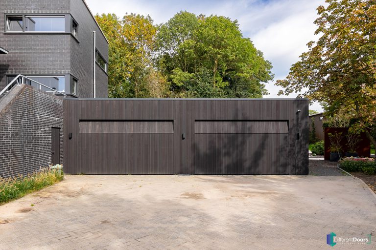 Houten garagedeur gelijk met de gevel