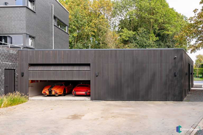 Houten garagedeur gelijk met de gevel