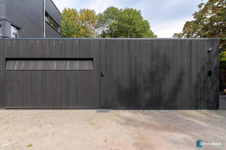 Houten garagedeur gelijk met de gevel