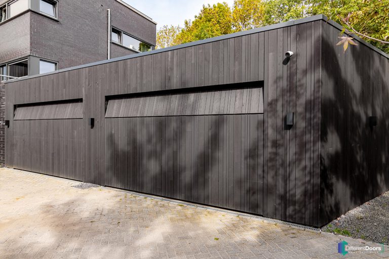 Houten garagedeur gelijk met de gevel