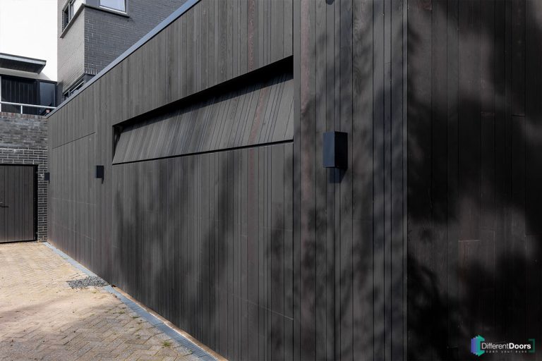Houten garagedeur gelijk met de gevel