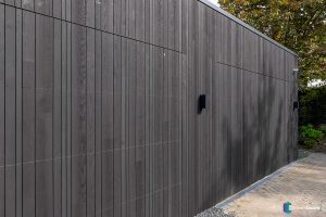 Houten garagedeur gelijk met de gevel