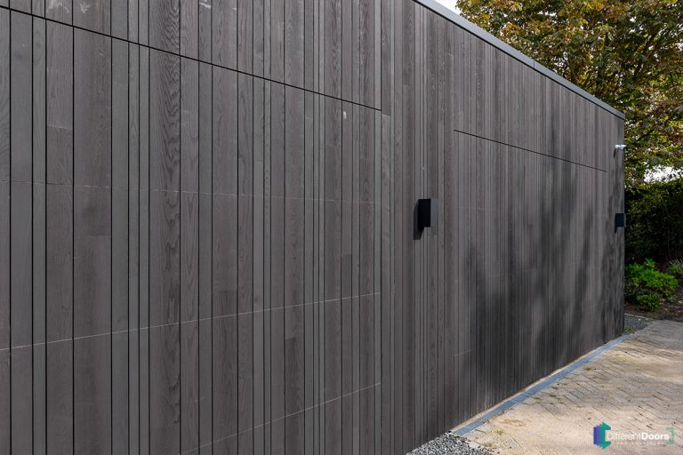 Houten garagedeur gelijk met de gevel