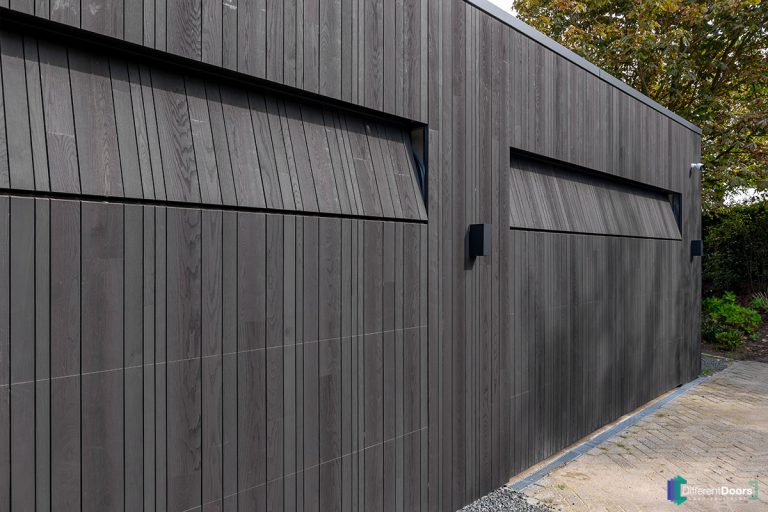 Elektrische garagedeur van hout