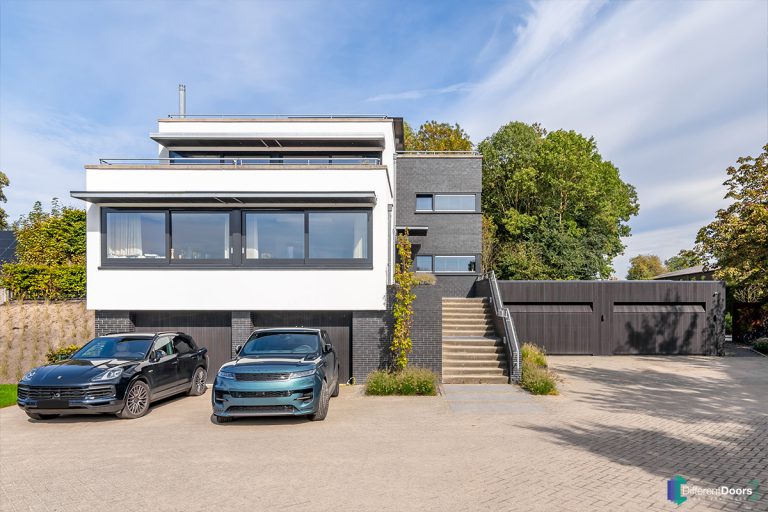 Elektrische garagedeur van hout