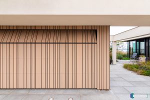 Houten sectionaaldeur gelijk met de gevel