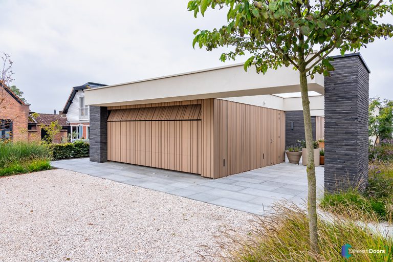 Houten garagedeur gelijk met de gevel