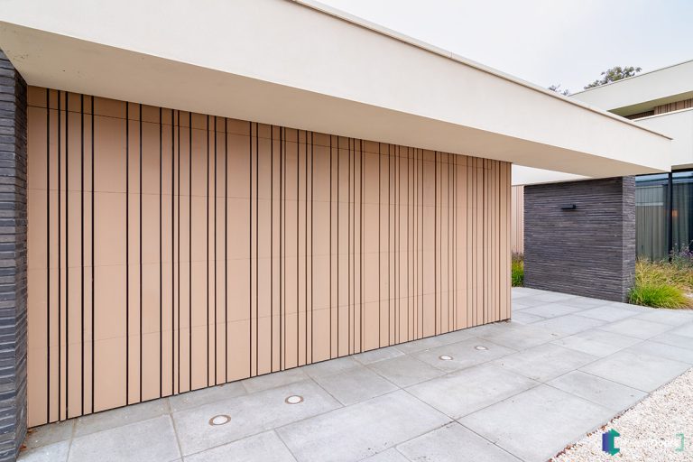 Houten garagedeur gelijk met de gevel