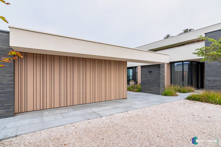Houten garagedeur gelijk met de gevel