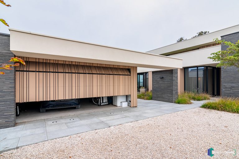 Houten garagedeur gelijk met de gevel