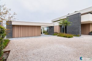 Houten garagedeur gelijk met de gevel