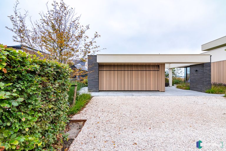 Houten garagedeur gelijk met de gevel