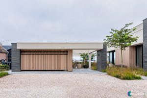 Onzichtbare houten garagedeur