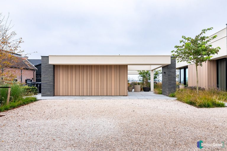 Onzichtbare houten garagedeur