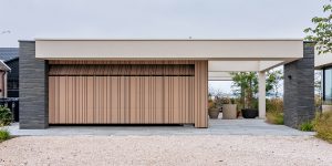 Onzichtbare houten garagedeur