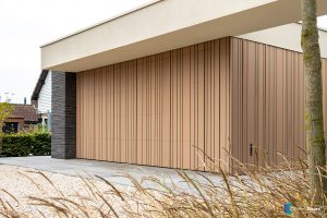 Houten sectionaaldeur gelijk met de gevel