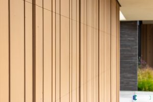 Houten sectionaaldeur gelijk met de gevel