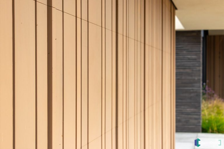 Houten sectionaaldeur gelijk met de gevel