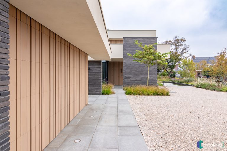 Houten sectionaaldeur gelijk met de gevel