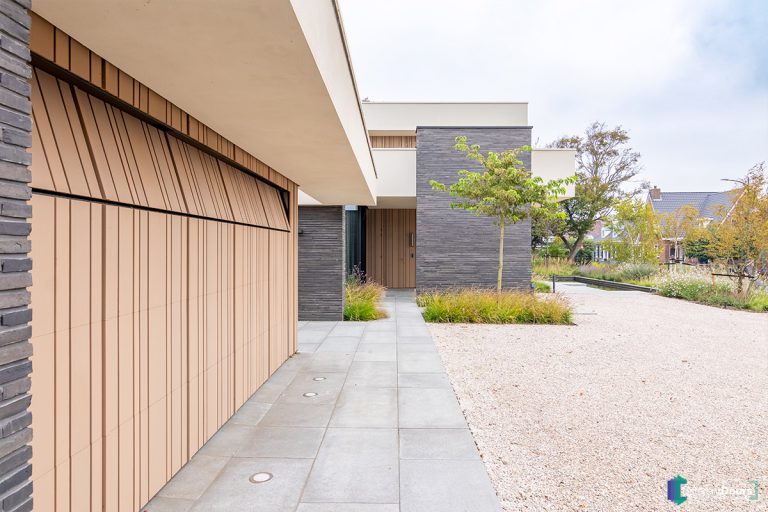 Houten sectionaaldeur gelijk met de gevel