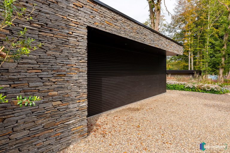 Houten garagedeur met mato alu profielen