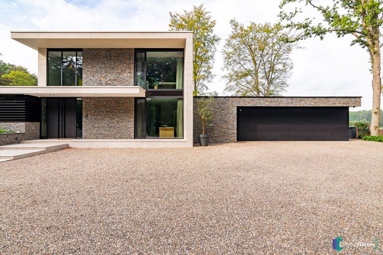 Houten garagedeur met mato alu profielen