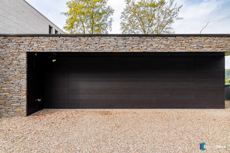 Houten garagedeur met mato alu profielen