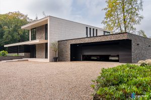 Elektrische garagedeur met mato profielen