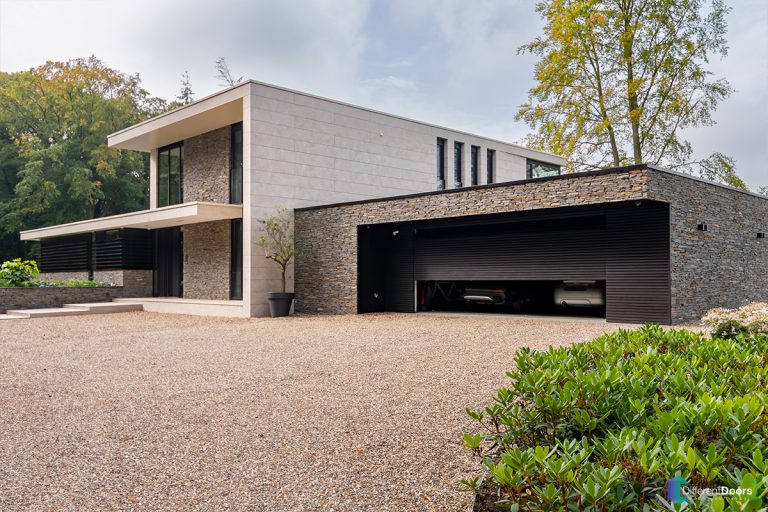 Elektrische garagedeur met mato profielen