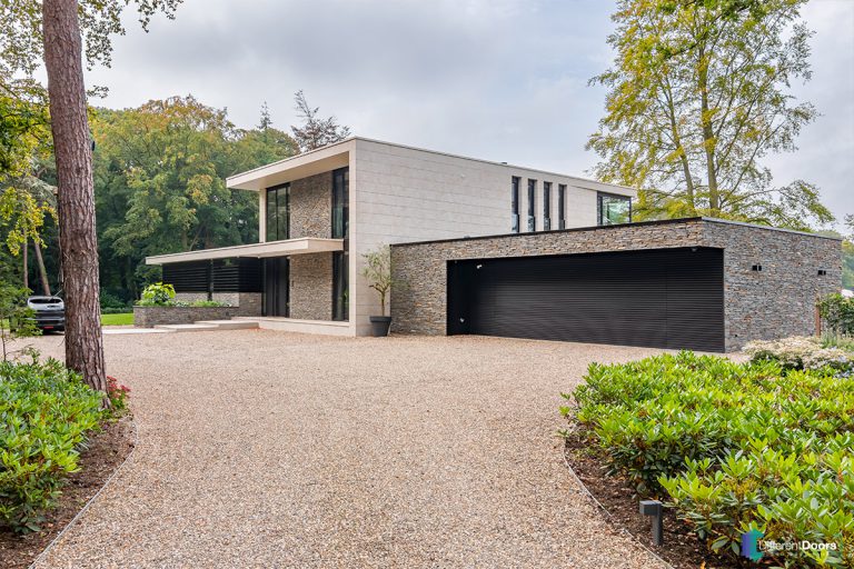 Elektrische garagedeur met mato profielen