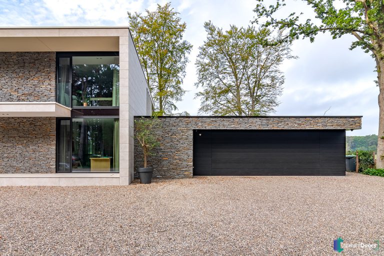 Elektrische garagedeur met mato profielen