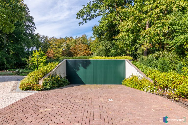 Groene garagedeur van hout