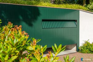 Groene garagedeur van hout