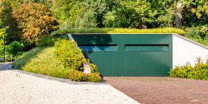 Groene garagedeur van hout