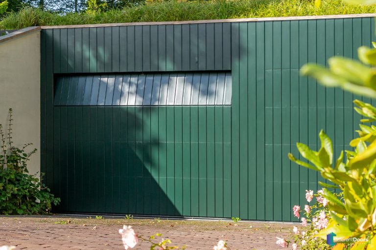 Houten garagedeuren gelijk met de gevel