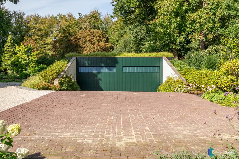 Houten garagedeuren gelijk met de gevel