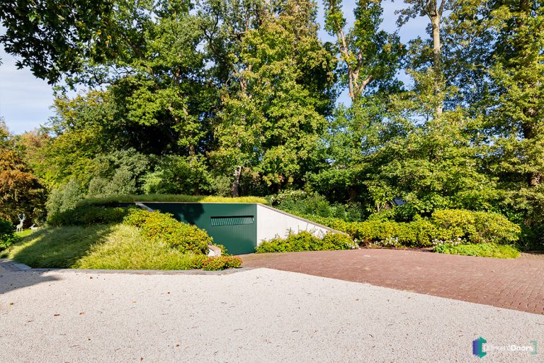 Houten garagedeuren gelijk met de gevel